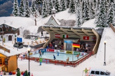 Faller 134005 - H0 - Kunsteisbahn mit bewegten Figuren